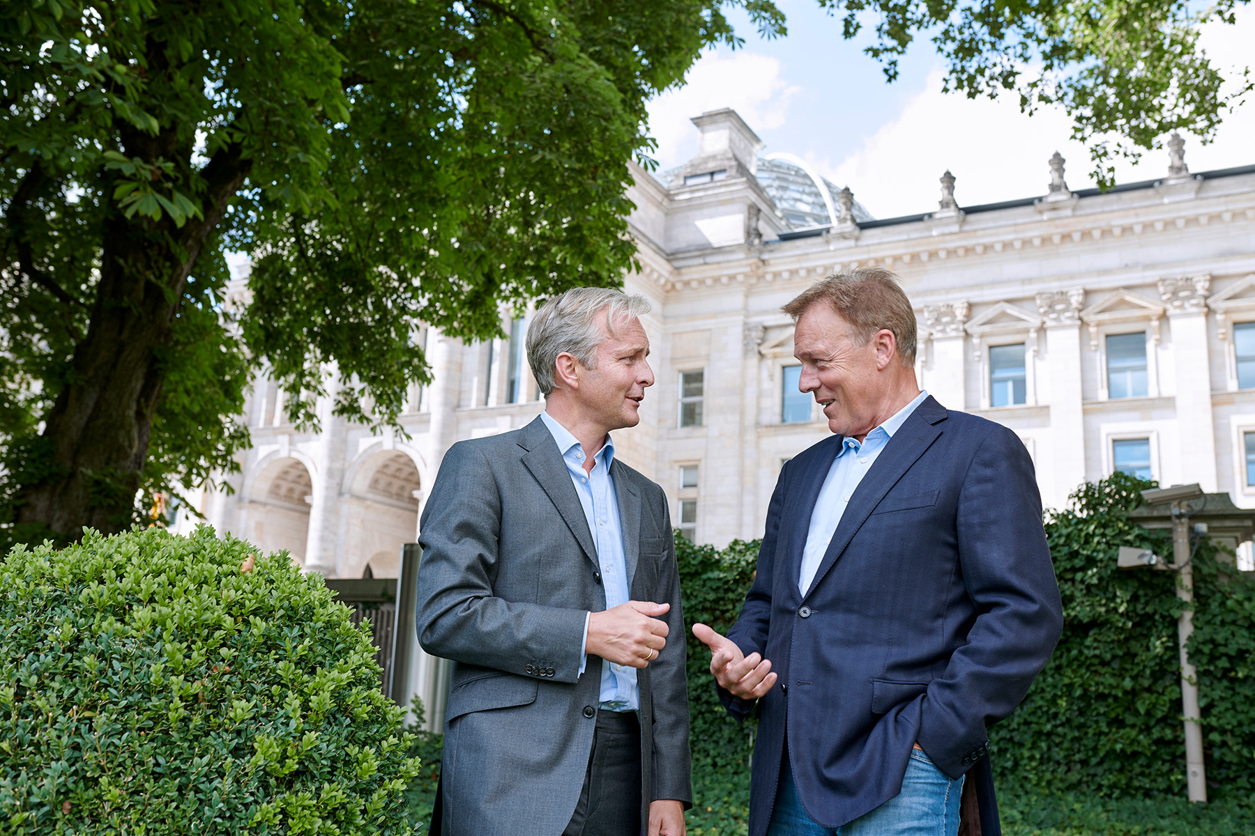  Dr. Matthias Redlefsen, Managing Director of Benary, and Thomas Oppermann, Vice Presient of the German Bundestag, discussing best places for BIGs in the Reichstag garden. 