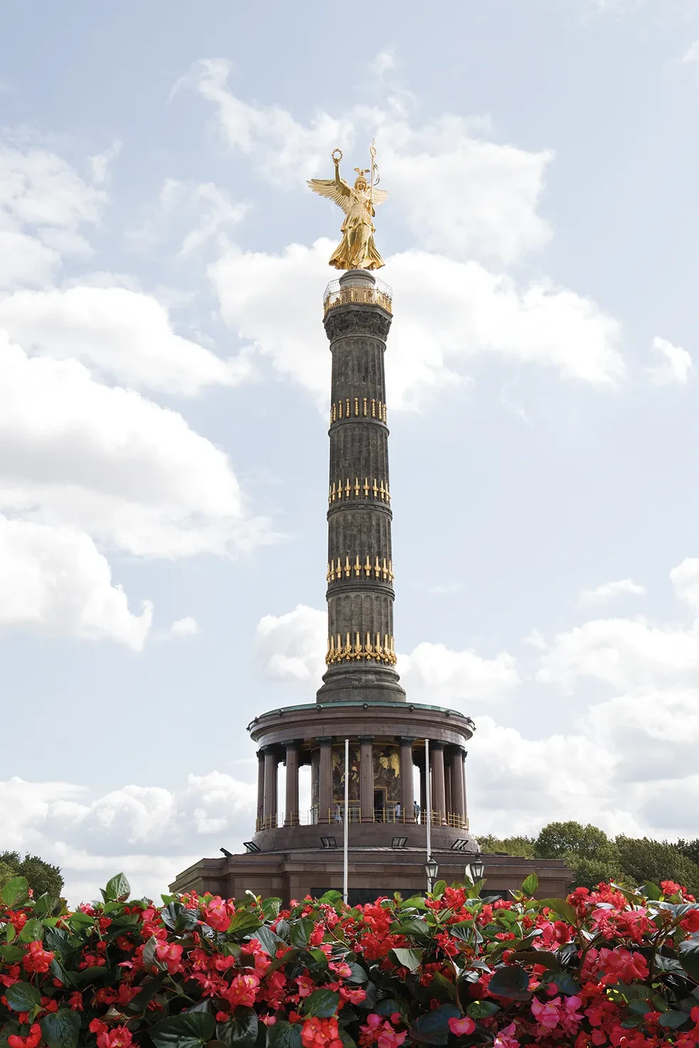 BIGs in front of the Siegessäule BIGs in front of the Siegessäule
