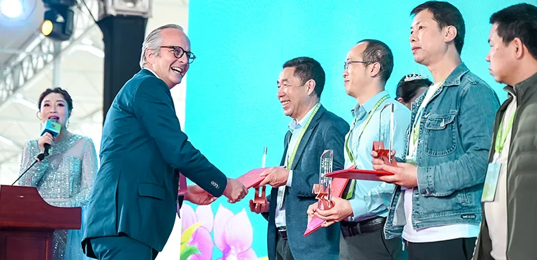 3-time award to Benary 3-time award to Benary